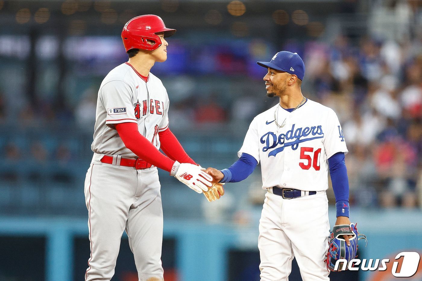 본문 이미지 - 이제는 팀 동료가 된 오타니(왼쪽)과 베츠. ⓒ AFP=뉴스1