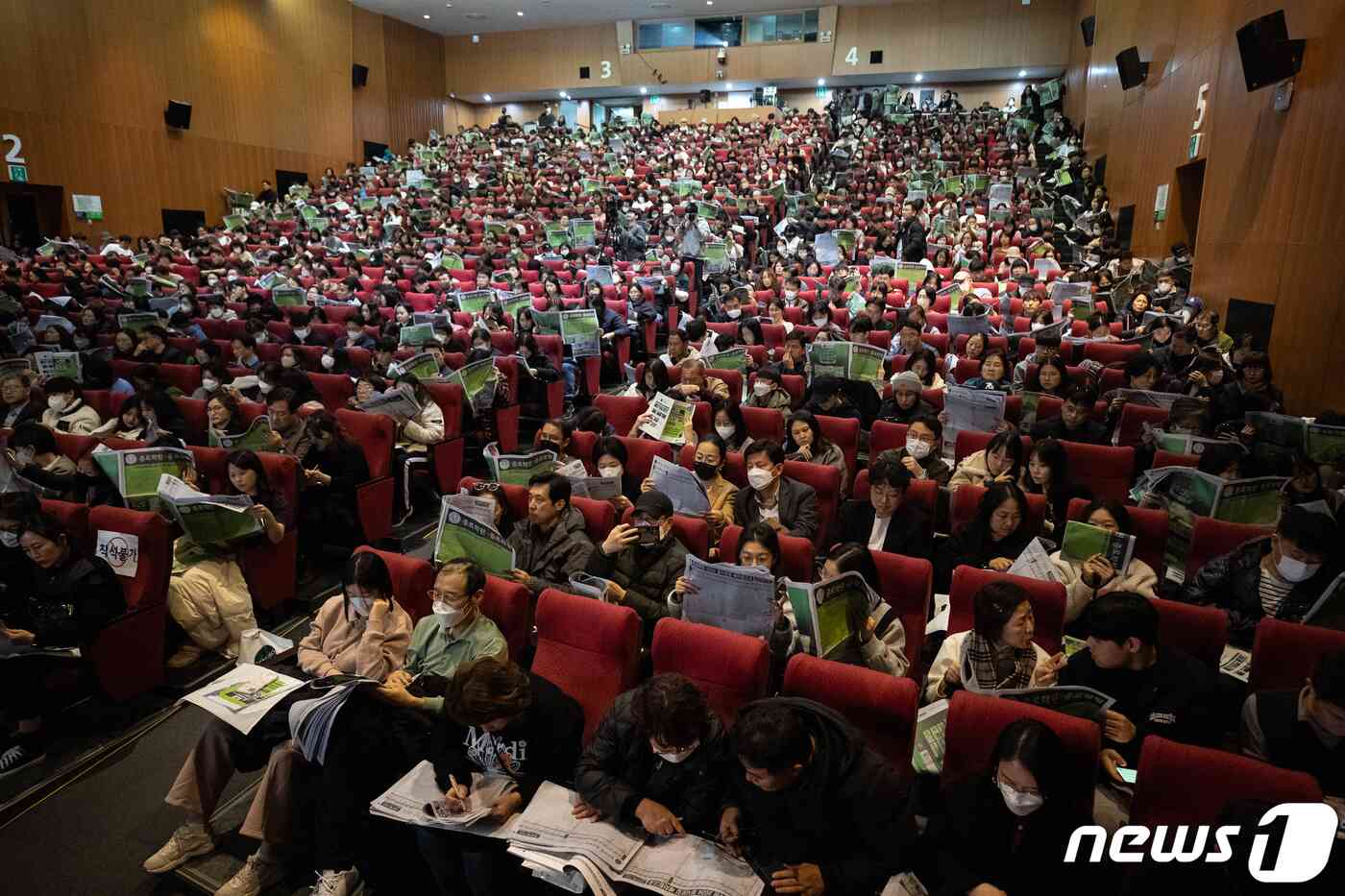 수험생 및 학부모들이 10일 서울 종로구 성균관대 600주년 기념관에서 열린 종로학원 '2024 정시지원 변화 및 합격선 예측, 합격전략' 설명회에서 정시배치참고표 및 자료집을 살펴보고 있다. 2023.12.10/뉴스1 © News1 유승관 기자