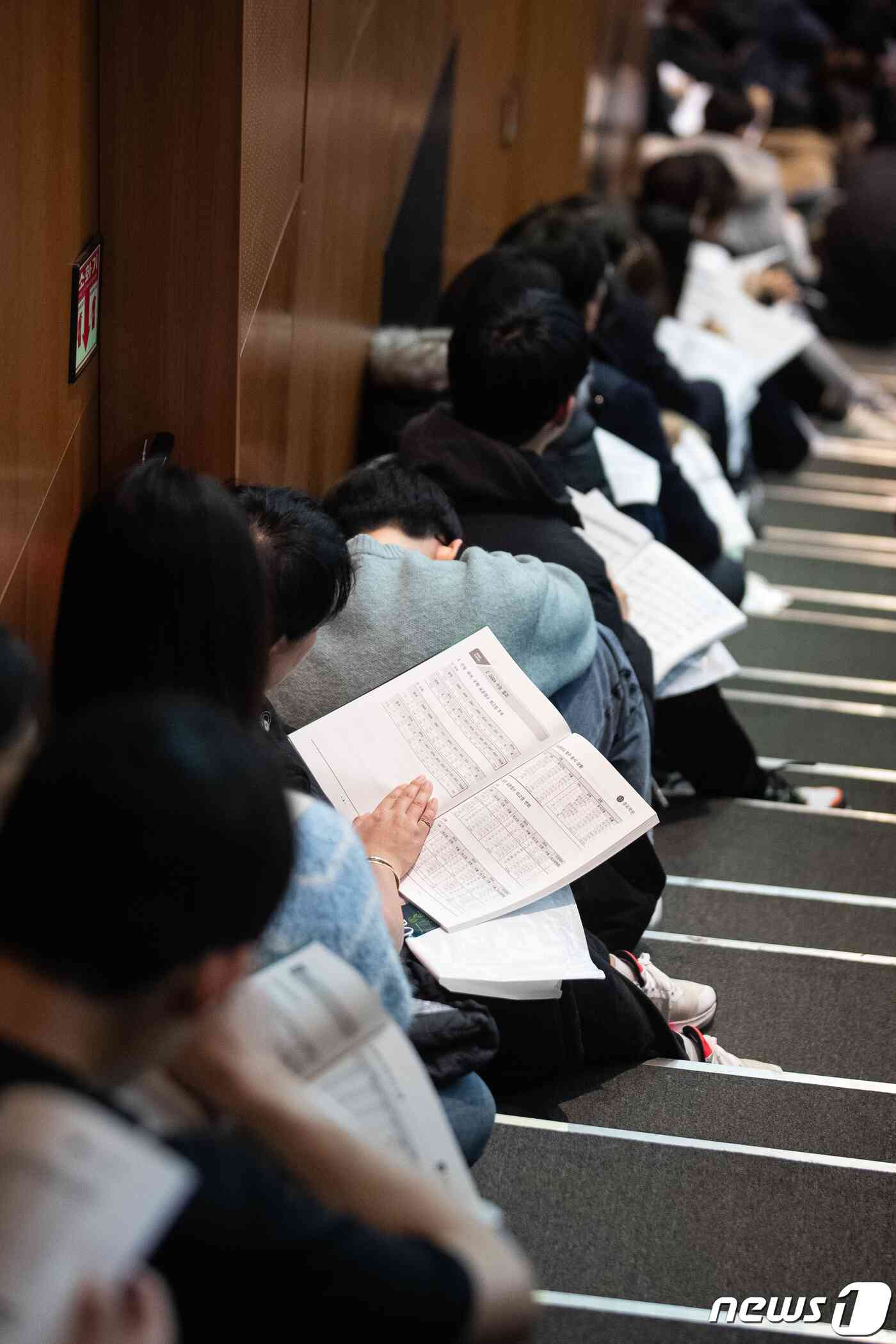 수험생 및 학부모들이 10일 서울 종로구 성균관대 600주년 기념관에서 열린 종로학원 '2024 정시지원 변화 및 합격선 예측, 합격전략' 설명회에서 정시배치참고표 및 자료집을 살펴보고 있다. 2023.12.10/뉴스1 © News1 유승관 기자