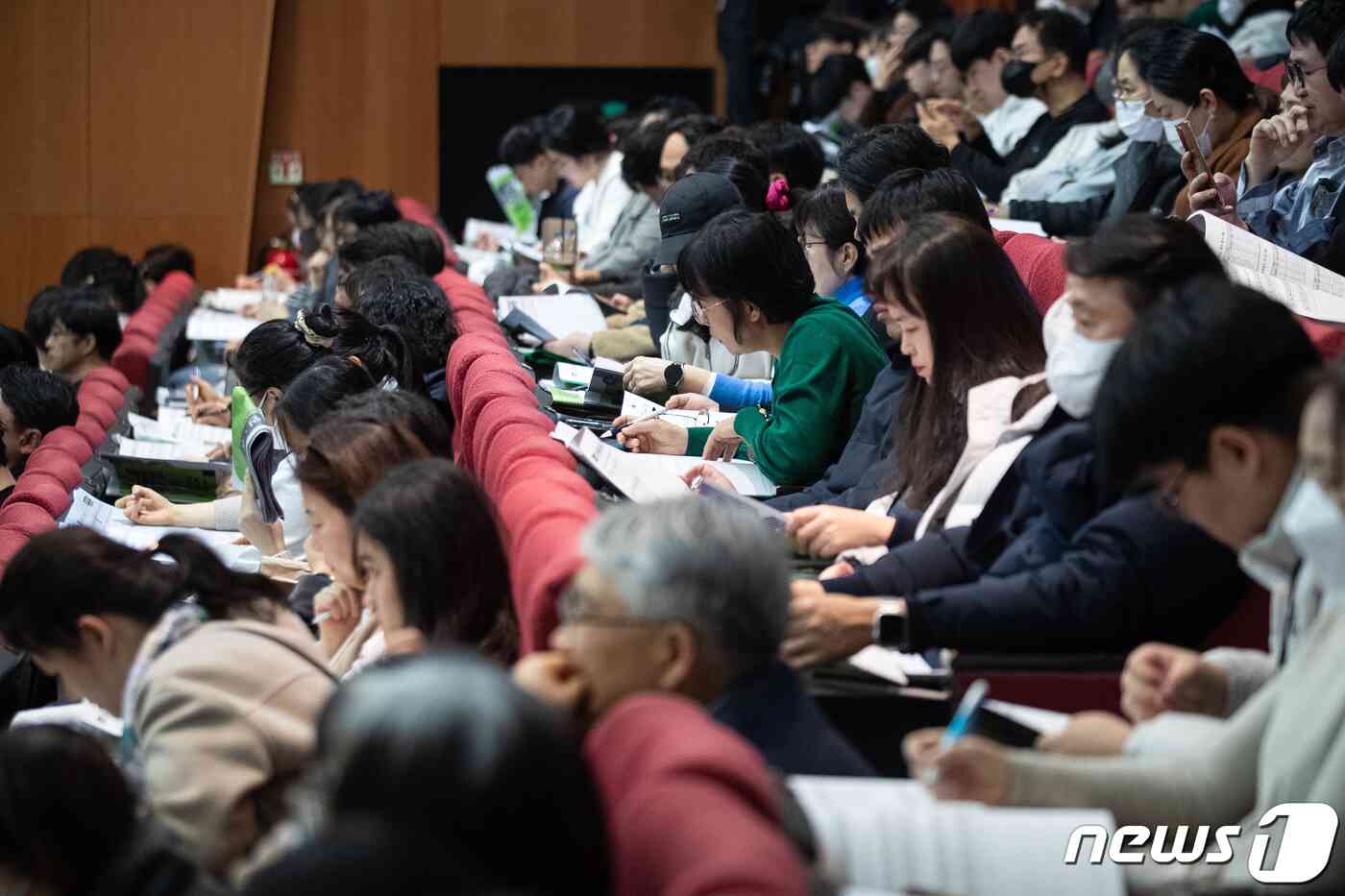 수험생 및 학부모들이 10일 서울 종로구 성균관대 600주년 기념관에서 열린 종로학원 '2024 정시지원 변화 및 합격선 예측, 합격전략' 설명회에서 정시배치참고표 및 자료집을 살펴보고 있다. 2023.12.10/뉴스1 © News1 유승관 기자