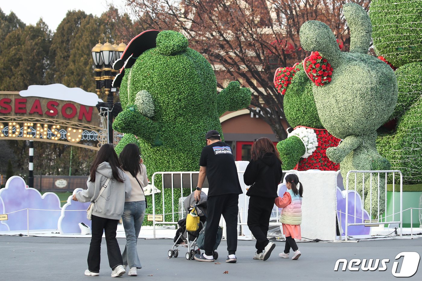 본문 이미지 - 겨울답지 않은 포근한 날씨가 이어진 10일 오후 이랜드가 운영하는 대구 달서구 테마파크 이월드를 찾은 시민들이 가벼운 옷차림으로 휴일을 만끽하고 있다. 2023.12.10/뉴스1 ⓒ News1 공정식 기자