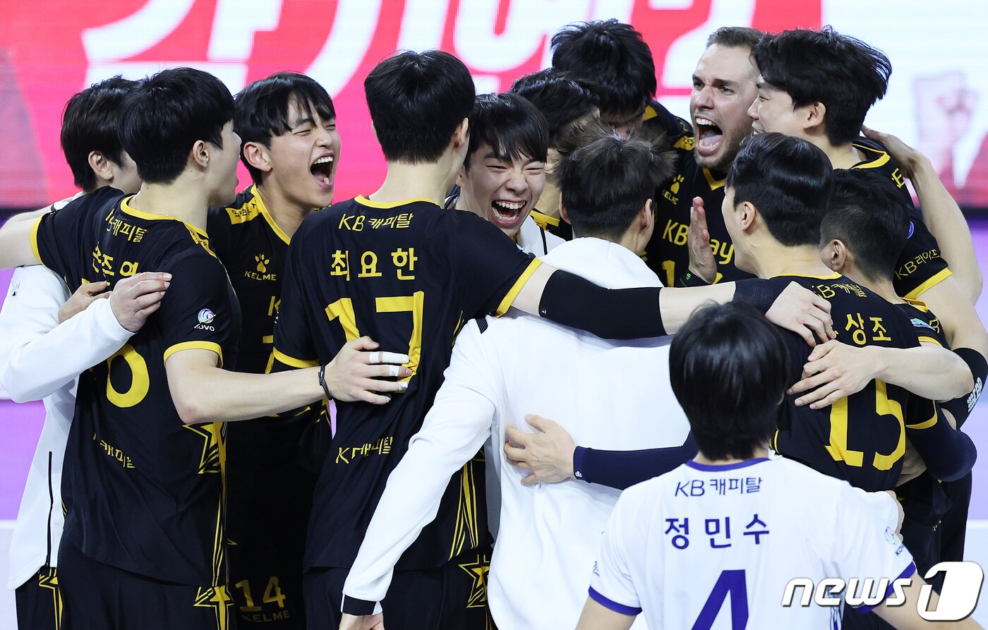 본문 이미지 - 디펜딩 챔피언 대한항공을 꺾고 시즌 첫 2연승을 기록한 KB금융그룹. /뉴스1 ⓒ News1 이재명 기자