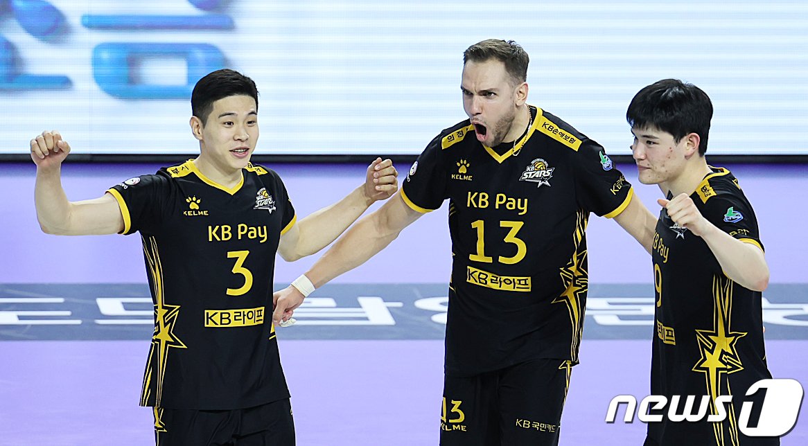 본문 이미지 - 10일 오후 인천 계양체육관에서 열린 남자 프로배구 '2023-2024 도드람 V리그' 대한항공 점보스와 KB손해보험 스타즈의 경기에서 KB손해보험이 득점에 성공하자 비예나(가운데), 황승빈(왼쪽), 홍상혁이 기뻐하고 있다. 이날 경기는 KB손해보험이 세트스코어 3대1로 승리했다. 2023.12.10/뉴스1 ⓒ News1 이재명 기자