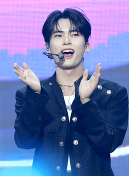 성한빈, 꽃미소 활짝