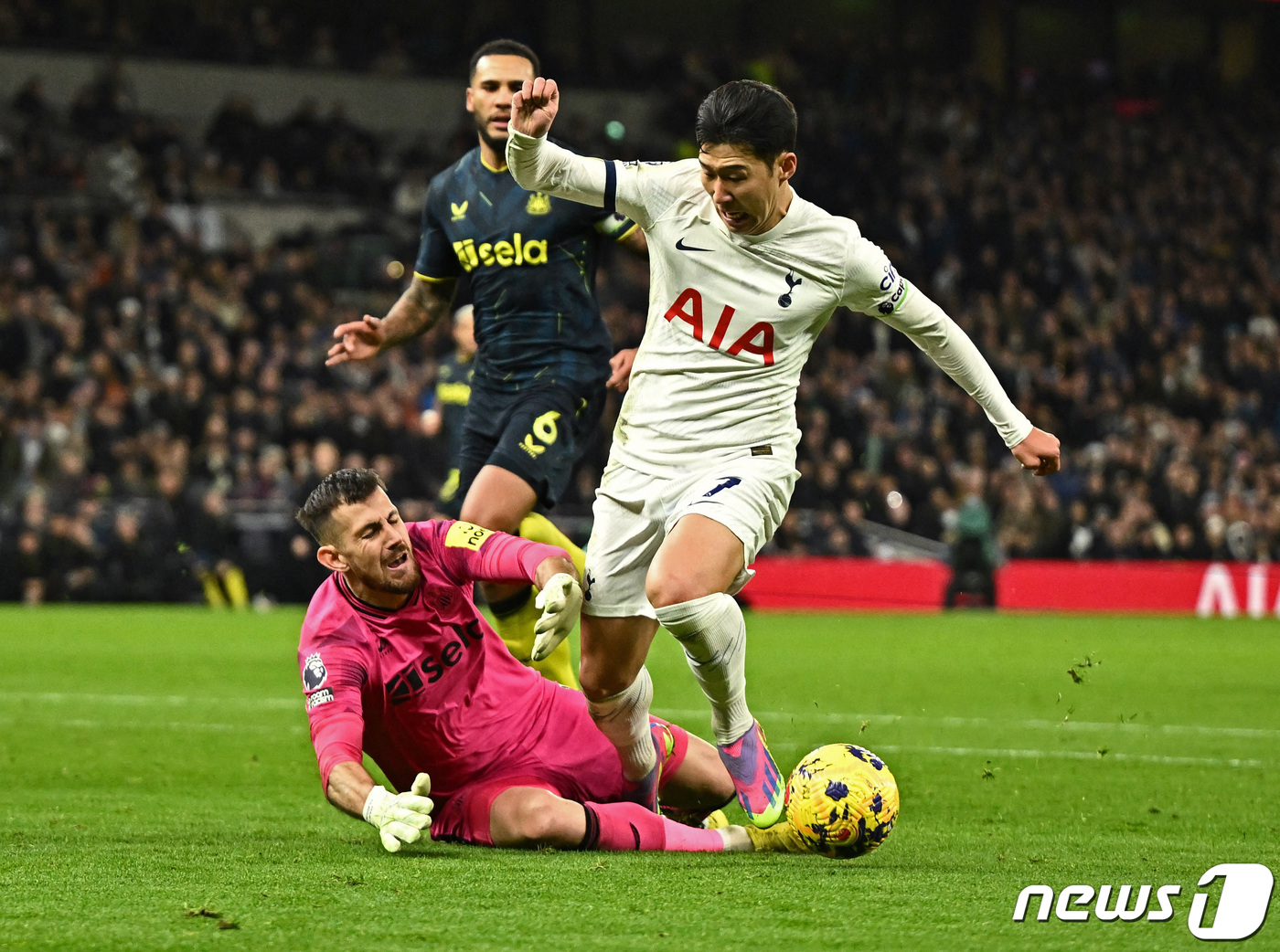 (런던 로이터=뉴스1) 우동명 기자 = 토트넘의 손흥민이 10일(현지시간) 영국 런던의 토트넘 홋스퍼 스타디움에서 열린 EPL 뉴캐슬과 경기 중 페널티 킥을 얻게 된 상대 골키퍼 …