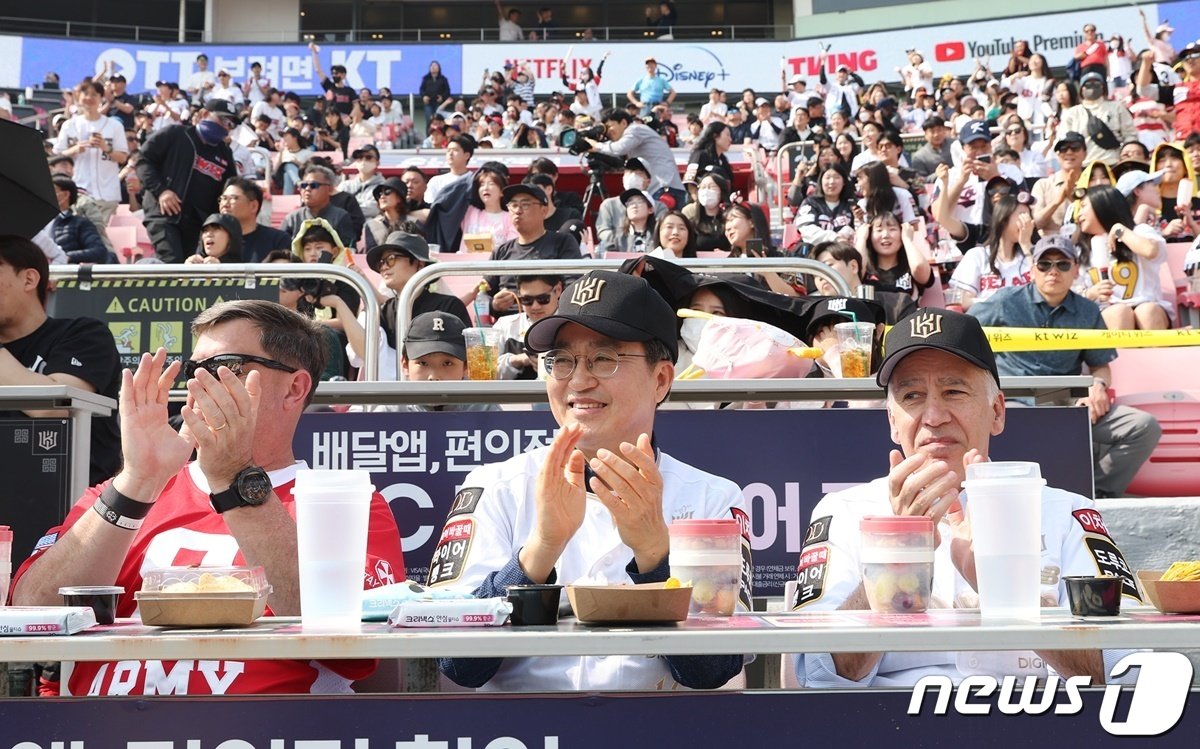 본문 이미지 - 김동연 경기도지사와 필립 골드버그 주한미국대사가 4월 1일 수원 KT위즈파크에서 열린 '2023 프로야구 개막전'을 관람하고 있다.(경기도 제공)