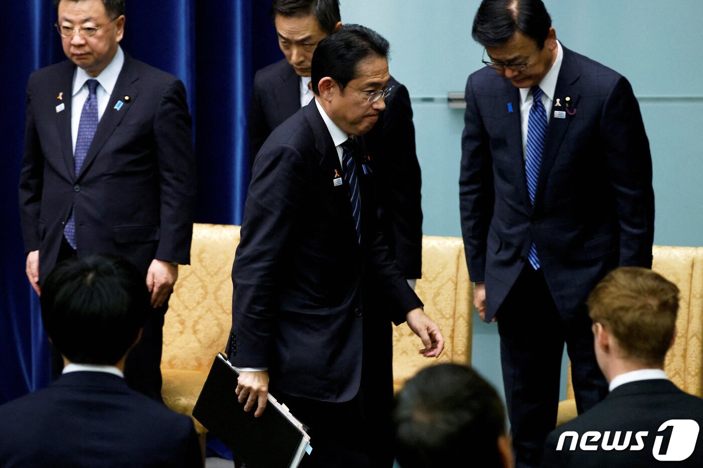 본문 이미지 - 일본 도쿄 관저 회의실에서 기시다 후미오 총리가 입을 굳게 다문 채 퇴장하고 있다. 2023.11.02/ ⓒ 로이터=뉴스1 ⓒ News1 권진영 기자