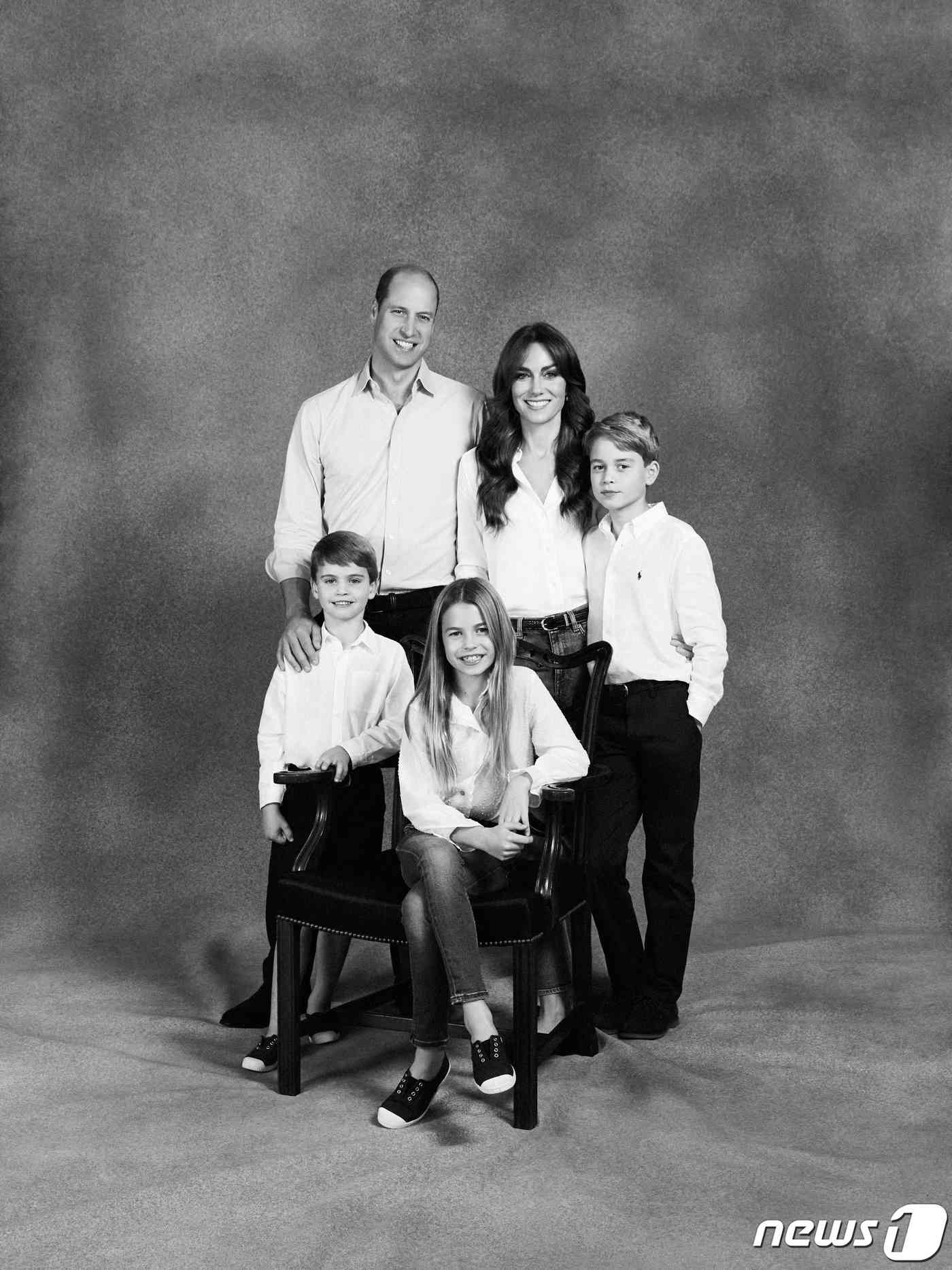 2023 크리스마스 카드에 들어간 윌리엄 영국 왕세자 가족 사진. (왼쪽 위부터) 윌리엄 왕세자, 케이트 왕세자비, 조지 왕자, 루이스 왕자, 샬럿 공주. 2023.12.10 © 로이터=뉴스1 © News1 정지윤 기자