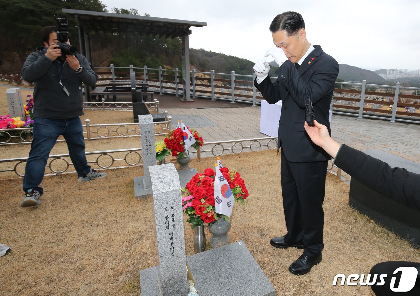 이희완 신임 국가보훈부 차관&#40;오른쪽&#41;이 11일 오전 국립대전현충원 내 제2연평해전 전사자 묘역을 참배한 뒤 눈물을 닦고 있다. 2023.12.11/뉴스1 ⓒ News1 김기태 기자