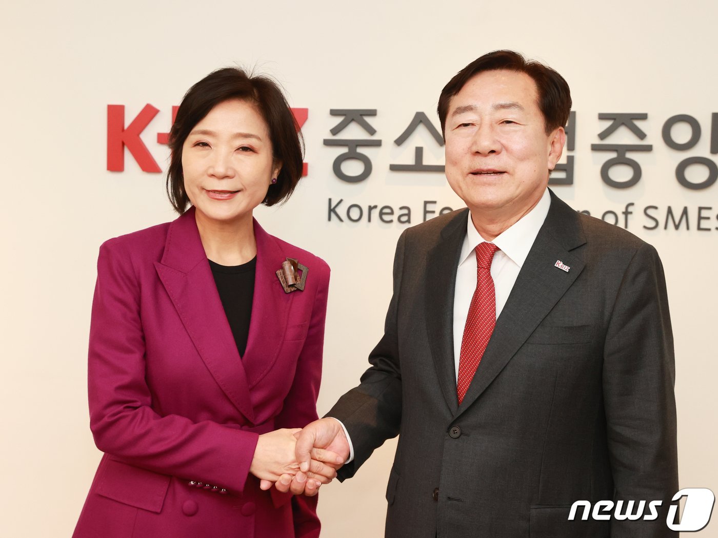 본문 이미지 - 오영주 중소벤처기업부 장관 후보자(왼쪽)가 서울 여의도 중소기업중앙회를 방문, 김기문 중소기업중앙회장과 악수하고 있다. (중소벤처기업부 제공)