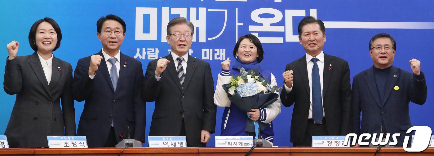 본문 이미지 - 더불어민주당 인재영입 1호 인사인 박지혜 변호사가 11일 오전 서울 여의도 국회에서 열린 1호 인재영입식에서 이재명 대표 및 참석자들과 기념촬영을 하고 있다. 왼쪽부터 이소영 의원, 조정식 사무총장, 이 대표, 박 변호사, 정청래 최고위원, 김성환 의원. 2023.12.11/뉴스1 ⓒ News1 임세영 기자