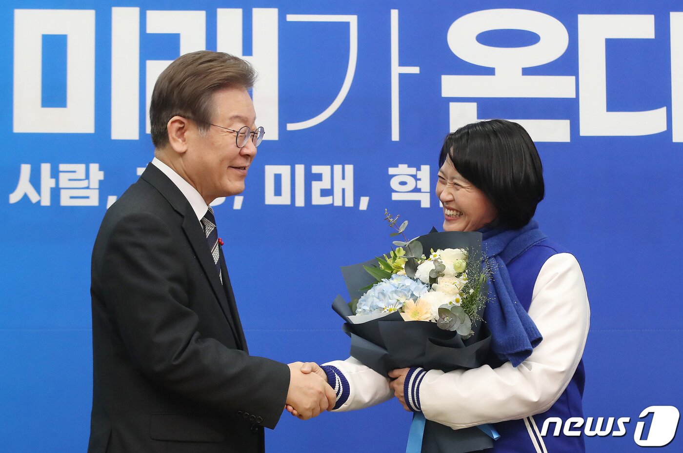 본문 이미지 - 이재명 더불어민주당 대표와 박지혜 변호사가 11일 오전 서울 여의도 국회에서 열린 더불어민주당 1호 인재영입식에서 악수를 나누고 있다. 더불어민주당 인재 영입 1호 인사로는 환경단체에서 기후변화 관련 활동을 펼쳐온 여성 법률가 박지혜 변호사가 낙점됐다. 2023.12.11/뉴스1 ⓒ News1 임세영 기자