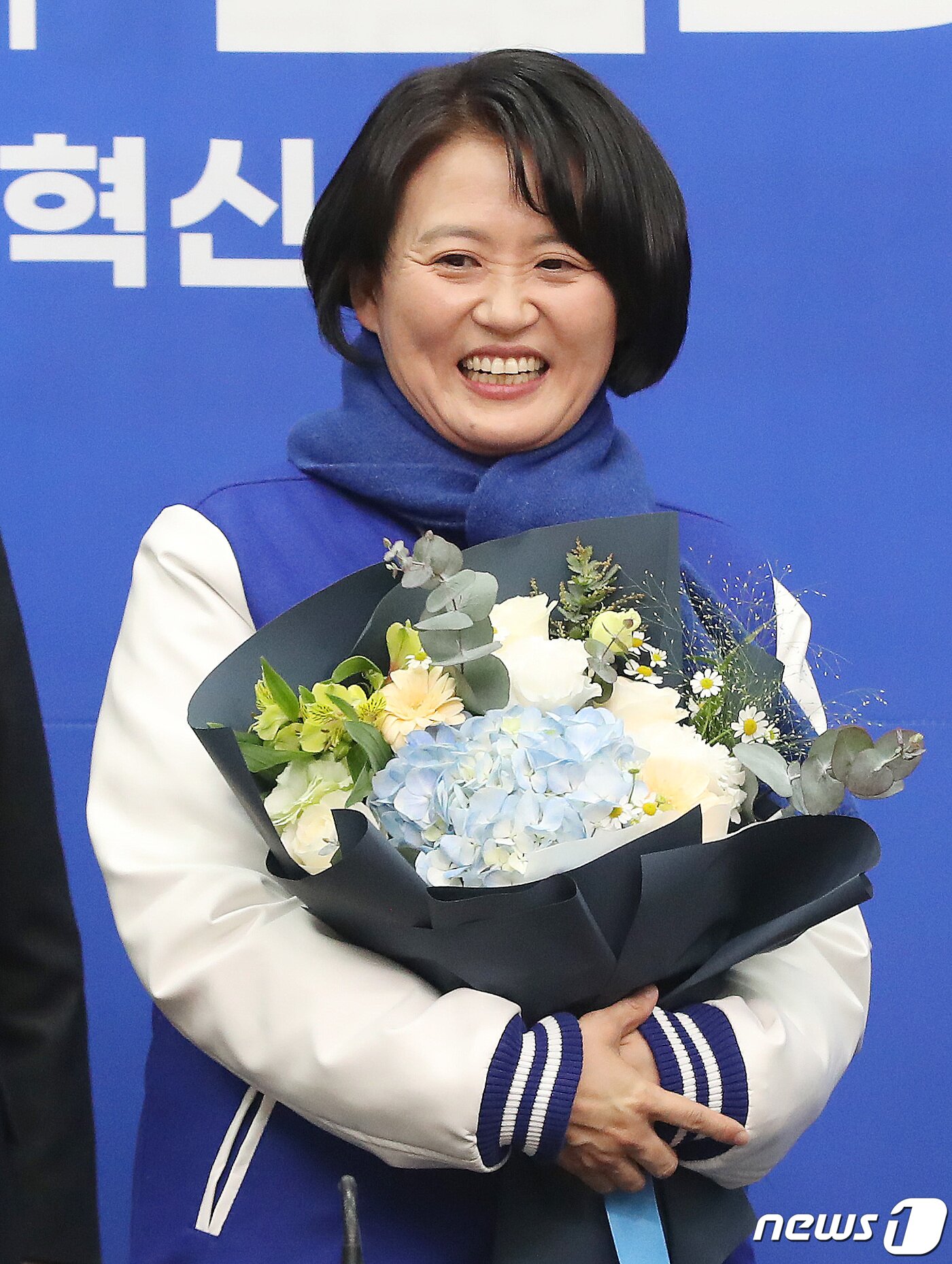 본문 이미지 - 더불어민주당 인재영입 1호 인사인 박지혜 변호사가 11일 오전 서울 여의도 국회에서 열린 더불어민주당 1호 인재영입식에서 환하게 웃고 있다. 2023.12.11/뉴스1 ⓒ News1 임세영 기자