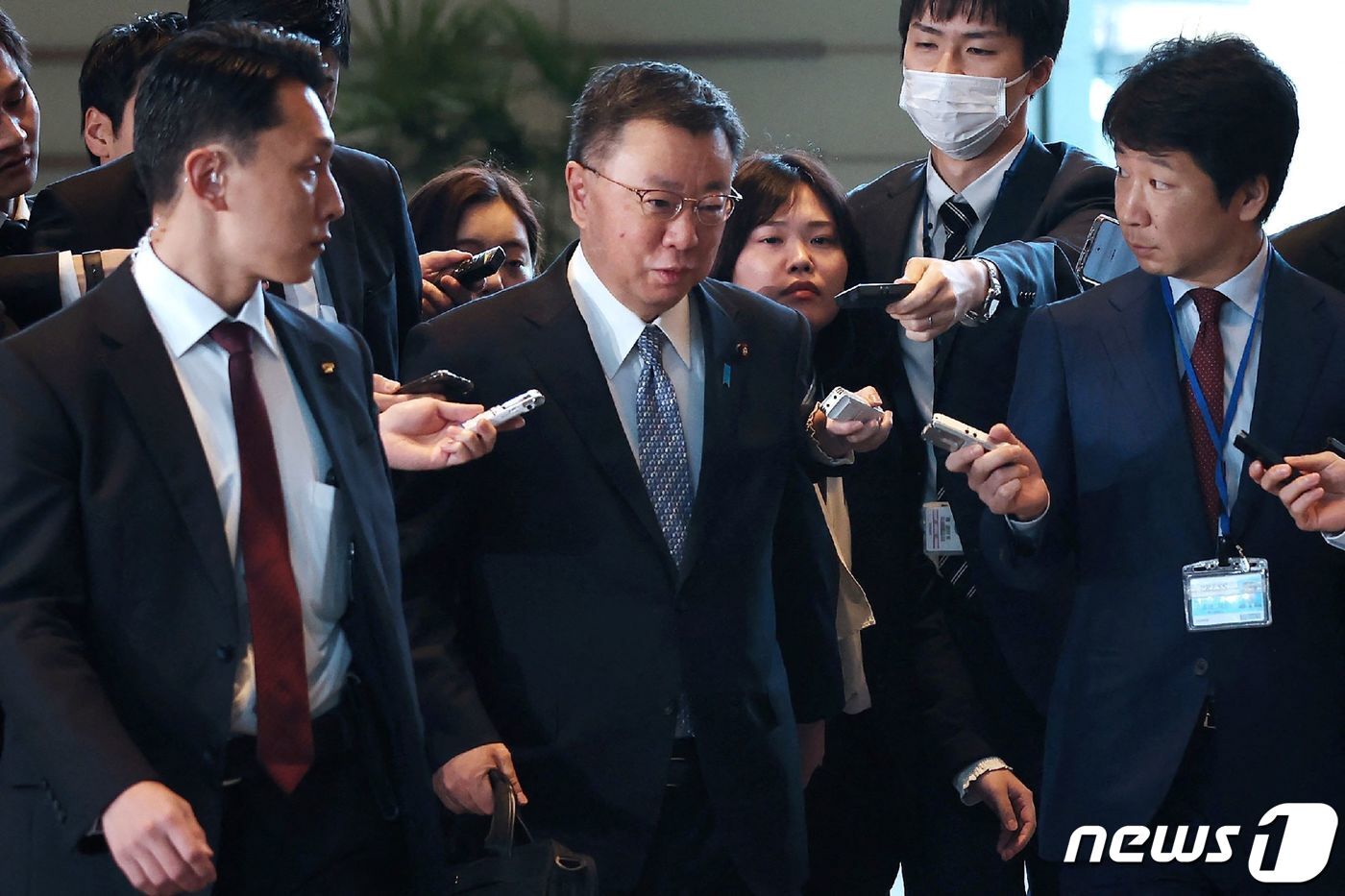 본문 이미지 - 11일 마쓰노 히로카즈(松野博一) 일본 관방장관이 일본 도쿄의 총리 관저에 도착하고 있다. 2023.12.11 ⓒ AFP=뉴스1 ⓒ News1 정지윤 기자