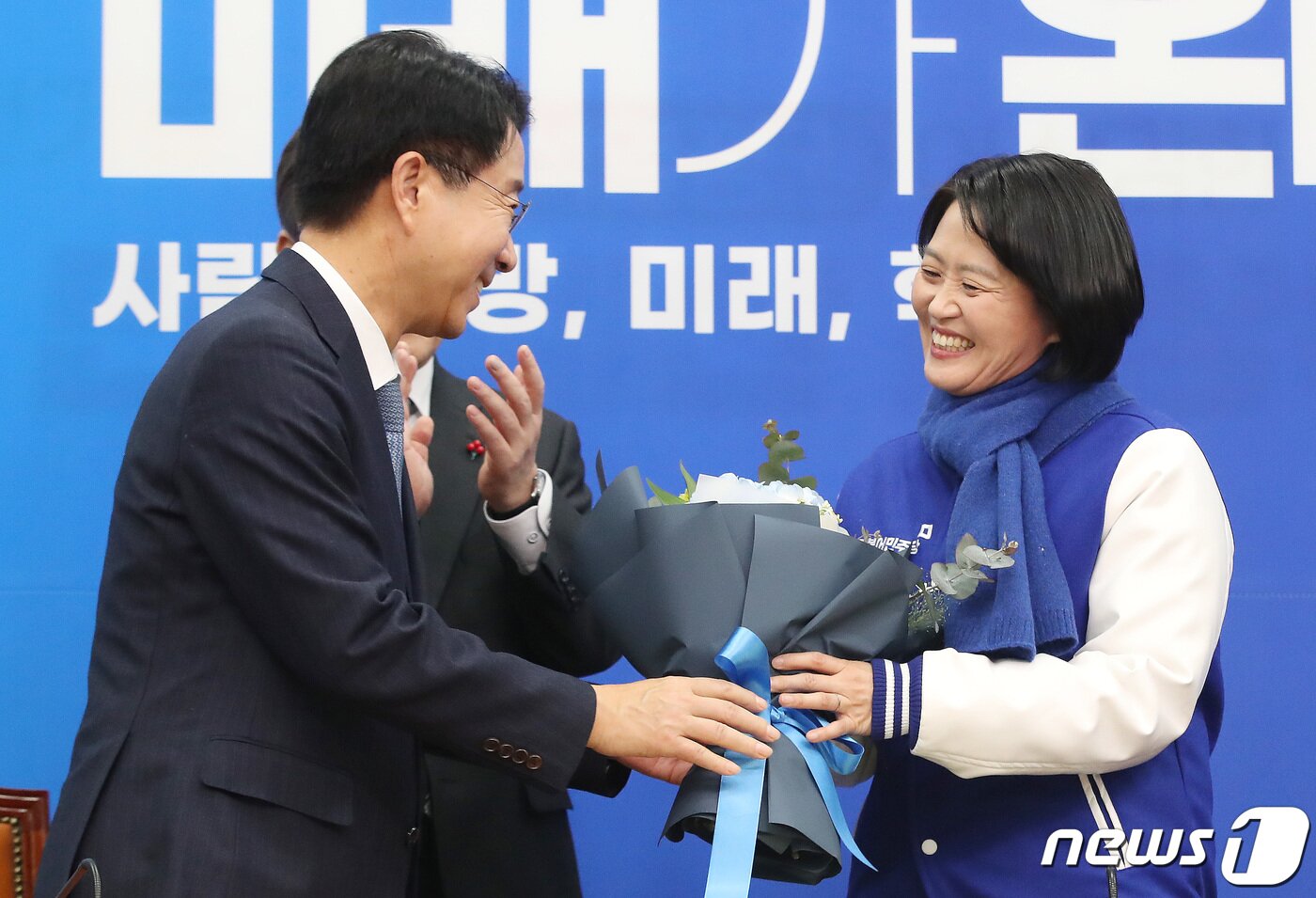 본문 이미지 - 더불어민주당 인재영입 1호 인사인 박지혜 변호사가 11일 오전 서울 여의도 국회에서 열린 더불어민주당 1호 인재영입식에서 조정식 사무총장으로부터 꽃다발을 전달받고 있다. 2023.12.11/뉴스1 ⓒ News1 임세영 기자