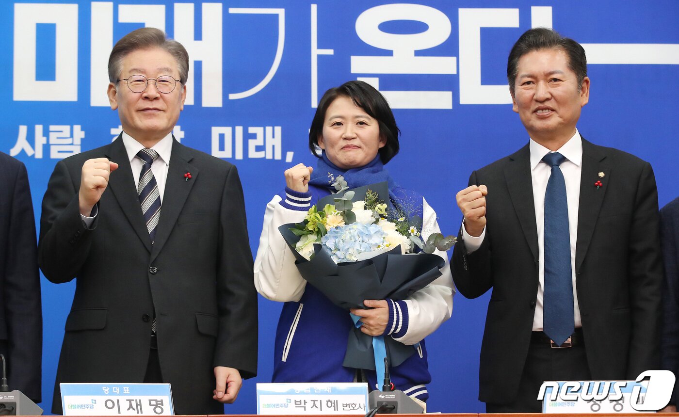 본문 이미지 - 더불어민주당 인재영입 1호 인사인 박지혜 변호사가 11일 오전 서울 여의도 국회에서 열린 1호 인재영입식에서 이재명 대표, 정청래 최고위원과 기념촬영을 하고 있다. 더불어민주당 인재 영입 1호 인사인 박지혜 변호사는 환경단체에서 기후변화 관련 활동을 펼쳐온 여성 법률가다. 2023.12.11/뉴스1 ⓒ News1 임세영 기자