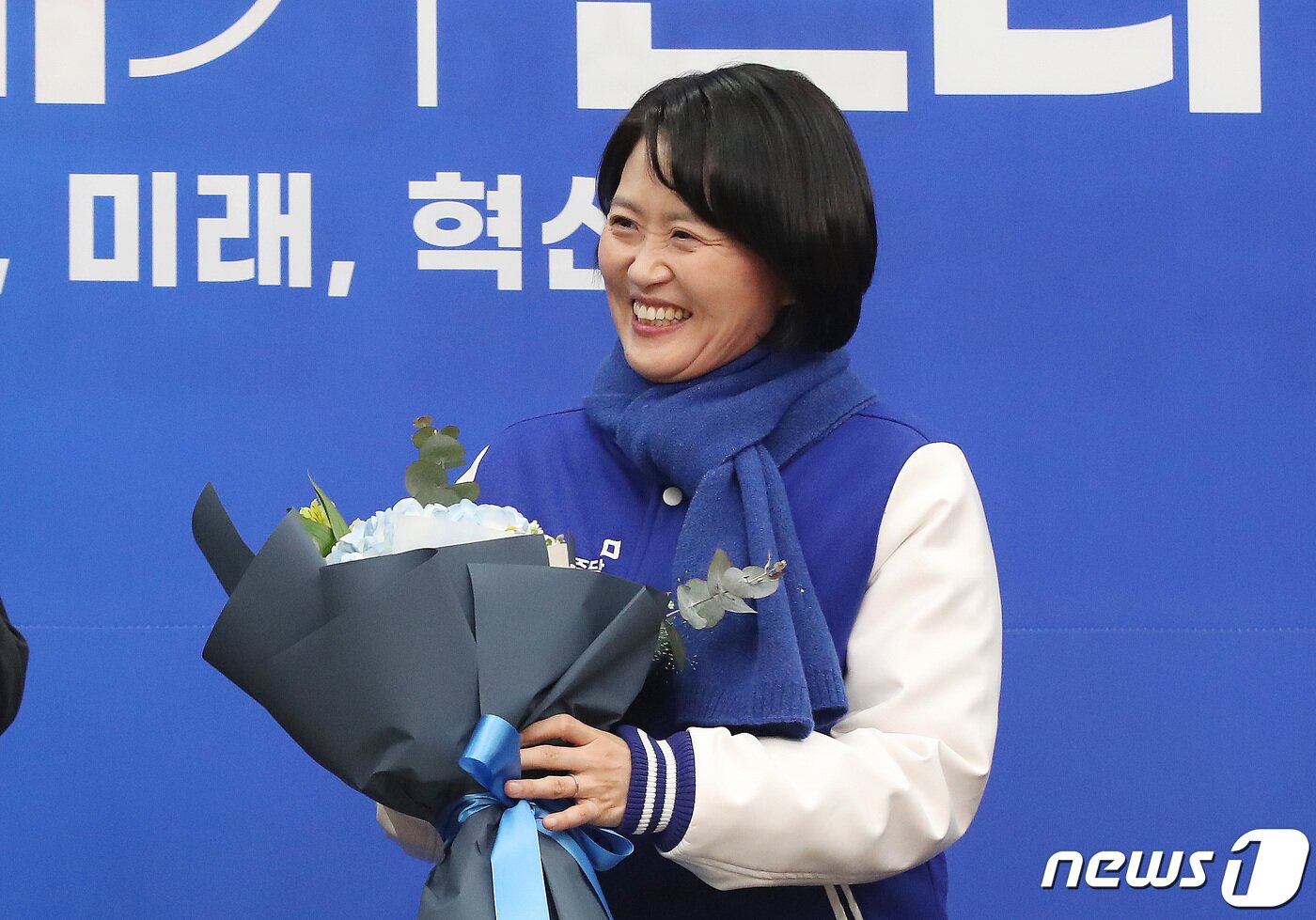 본문 이미지 - 더불어민주당 인재영입 1호 인사인 박지혜 변호사가 11일 오전 서울 여의도 국회에서 열린 더불어민주당 1호 인재영입식에서 환하게 웃고 있다. 2023.12.11/뉴스1 ⓒ News1 임세영 기자