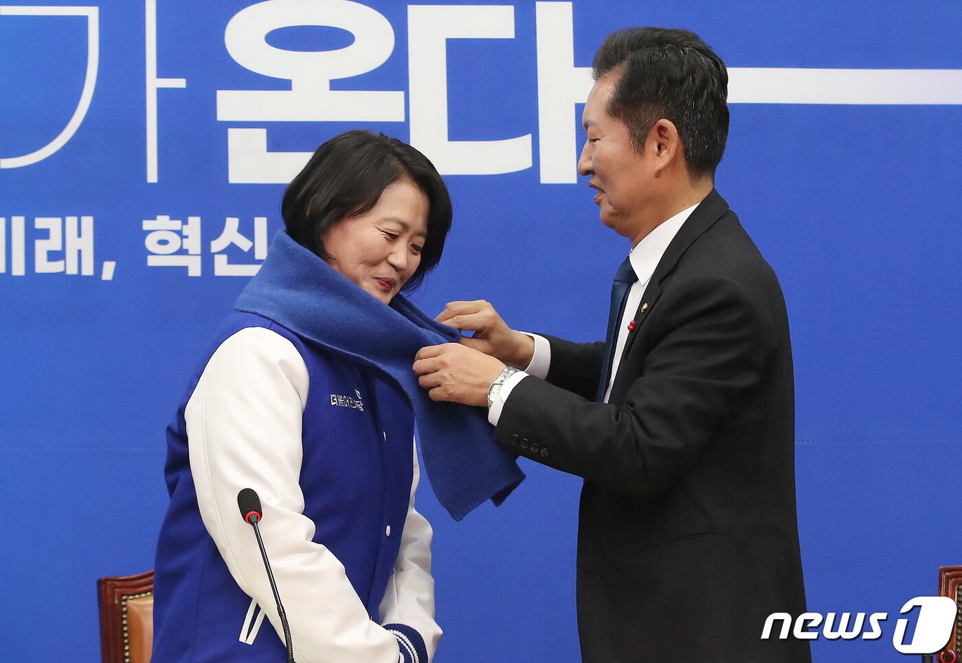 본문 이미지 - 더불어민주당 인재영입 1호 인사인 박지혜 변호사가 11일 오전 서울 여의도 국회에서 열린 1호 인재영입식에서 정청래 최고위원으로부터 목도리를 선물 받고 있다. 2023.12.11/뉴스1 ⓒ News1 임세영 기자