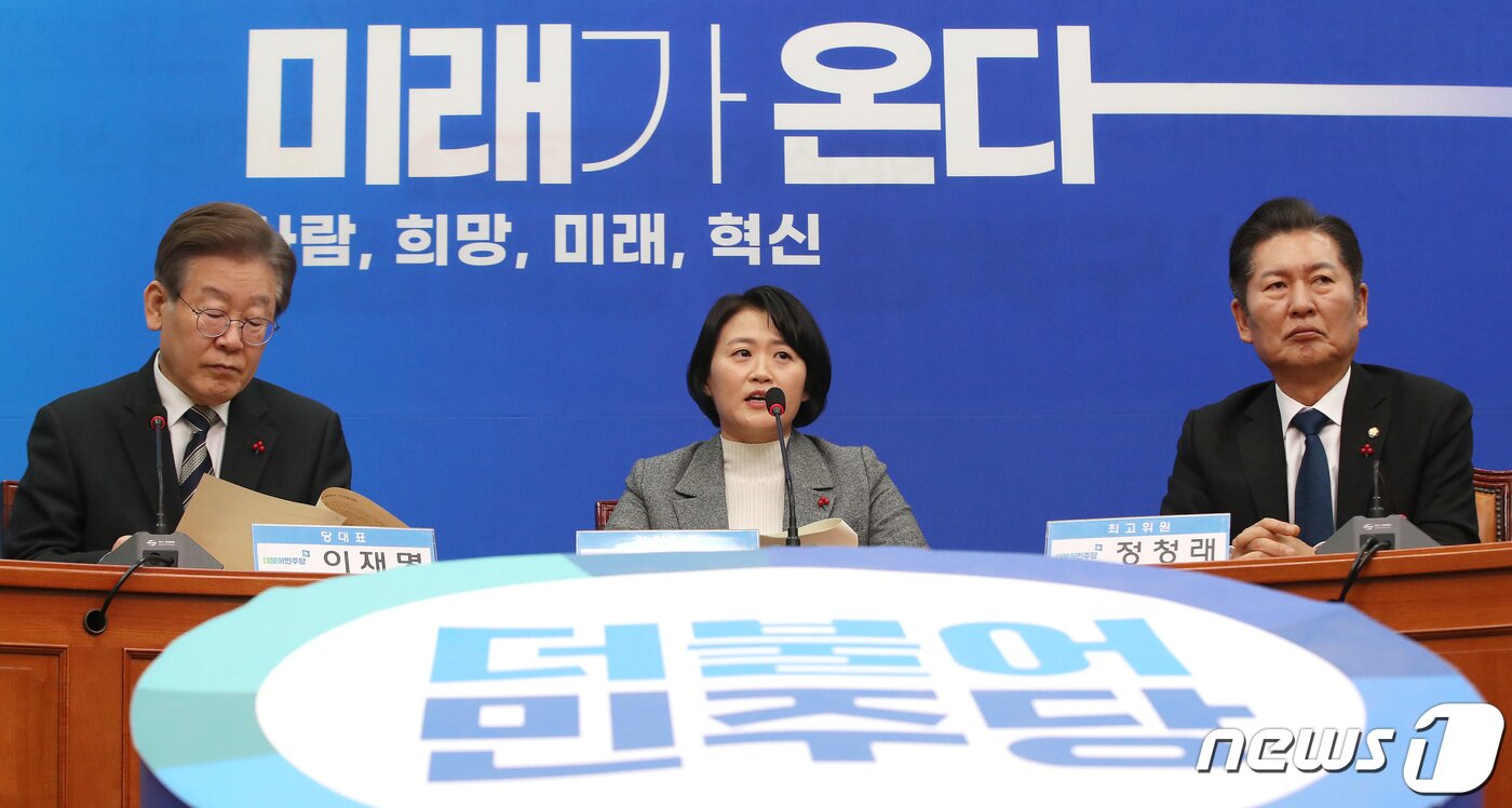 본문 이미지 - 더불어민주당 인재영입 1호 인사인 박지혜 변호사가 11일 오전 서울 여의도 국회에서 열린 1호 인재영입식에서 발언을 하고 있다. 2023.12.11/뉴스1 ⓒ News1 임세영 기자