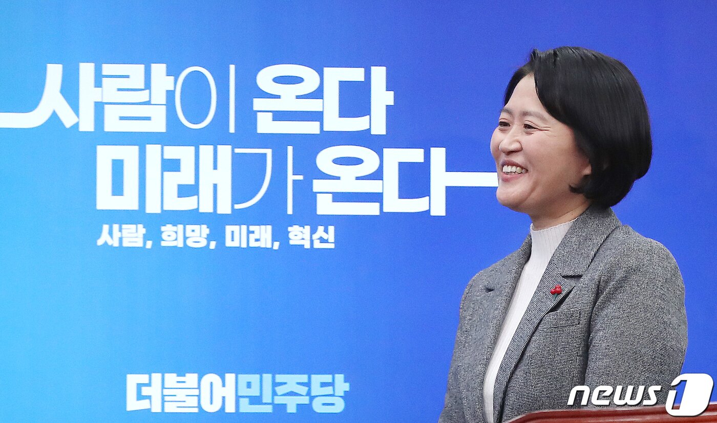 본문 이미지 - 더불어민주당 인재영입 1호 인사인 박지혜 변호사가 11일 오전 서울 여의도 국회에서 열린 1호 인재영입식에 참석하고 있다. 2023.12.11/뉴스1 ⓒ News1 임세영 기자