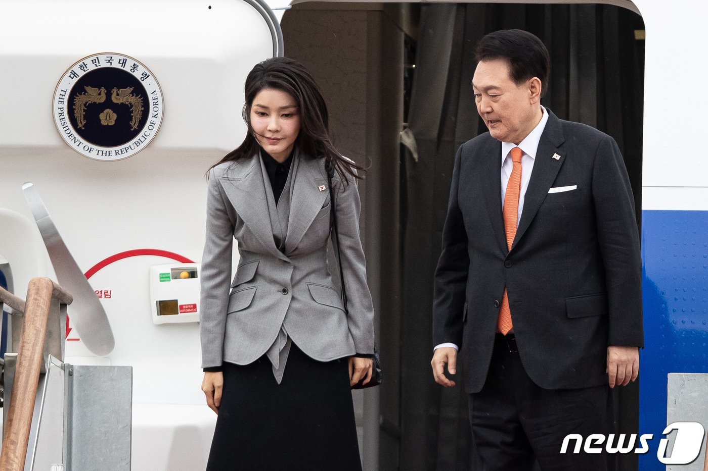 본문 이미지 - 윤석열 대통령과 김건희 여사가 지난해 12월11일 경기 성남시 서울공항에서 공군1호기에 탑승하고 있다./뉴스1 ⓒ News1 유승관 기자