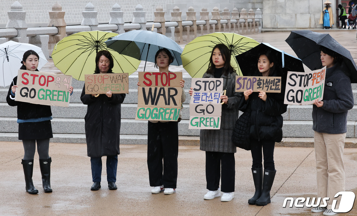 (서울=뉴스1) 허경 기자 = 환경재단 관계자들이 11일 서울 종로구 경복궁 앞에서 열린 COP28 기후 위기 해결 촉구 한국 슬로건 캠페인에서 종이박스 피켓 퍼포먼스를 하고 있다 …