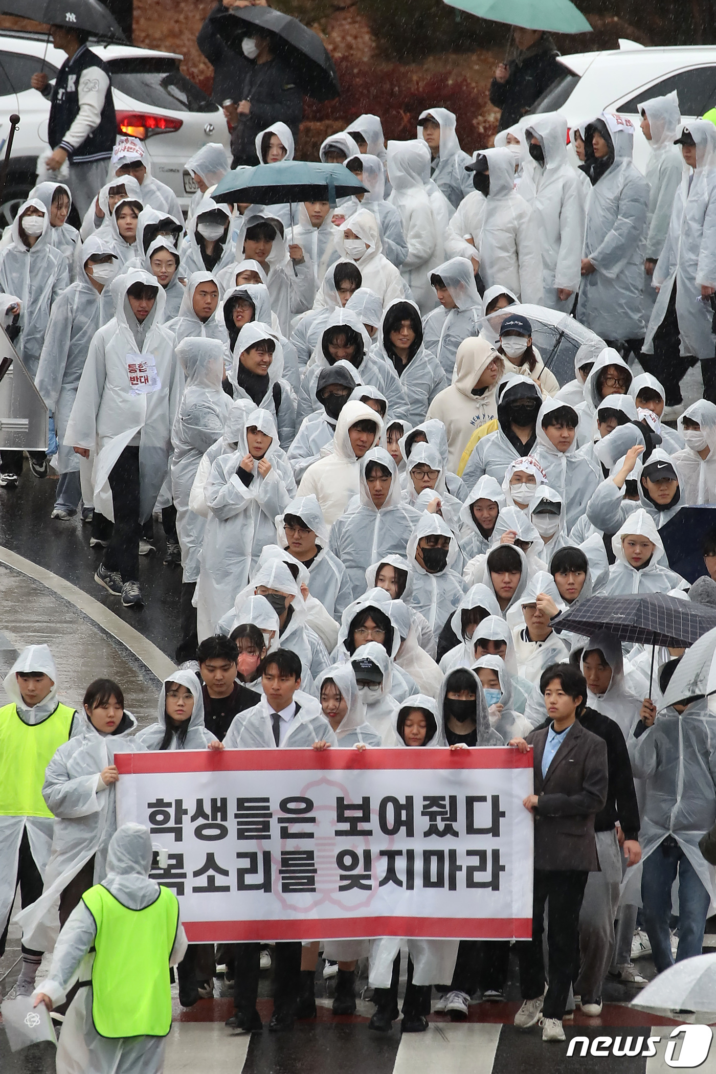 (대구=뉴스1) 공정식 기자 = 금오공대와의 통합에 반대하는 경북대 학생들이 11일 대구 북구 산격동 경북대 본관 앞에서 총궐기를 마친 뒤 교내를 행진하고 있다. 2023.12.1 …