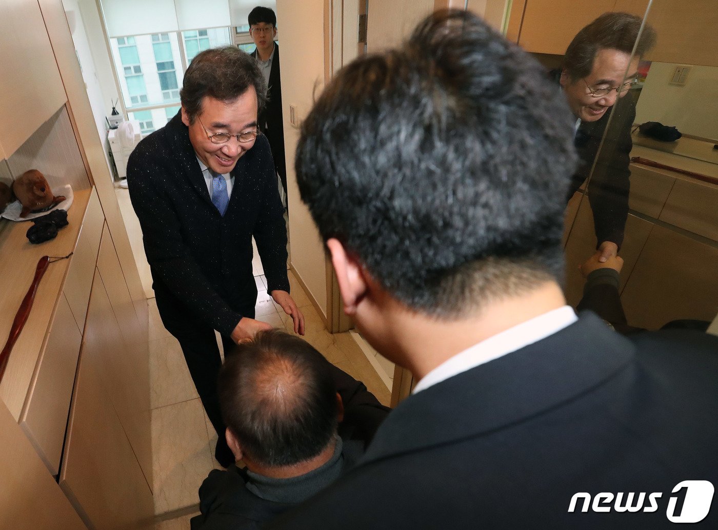 본문 이미지 - 이낙연 전 더불어민주당 대표가 11일 오후 서울 종로구 사무실을 찾아온 이상민 무소속 의원과 인사를 나누고 있다 2023.12.11/뉴스1 ⓒ News1 박세연 기자