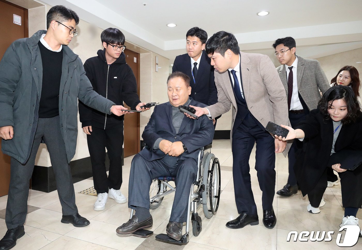 본문 이미지 - 이상민 무소속 의원이 11일 오후 이낙연 더불어민주당 전 대표와 회동을 갖기위해 서울 종로구 이 전 대표 사무실로 향하며 취재진 질문에 답하고 있다 2023.12.11/뉴스1 ⓒ News1 박세연 기자