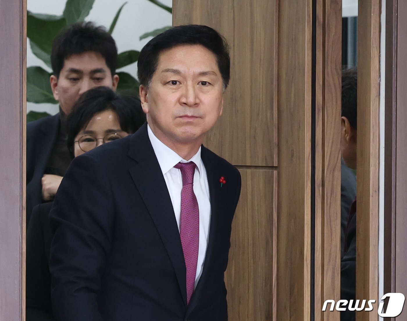본문 이미지 - 김기현 국민의힘 대표가 11일 서울 여의도 국회에서 열린 최고위원회의에 참석하고 있다. 2023.12.11/뉴스1 ⓒ News1 송원영 기자