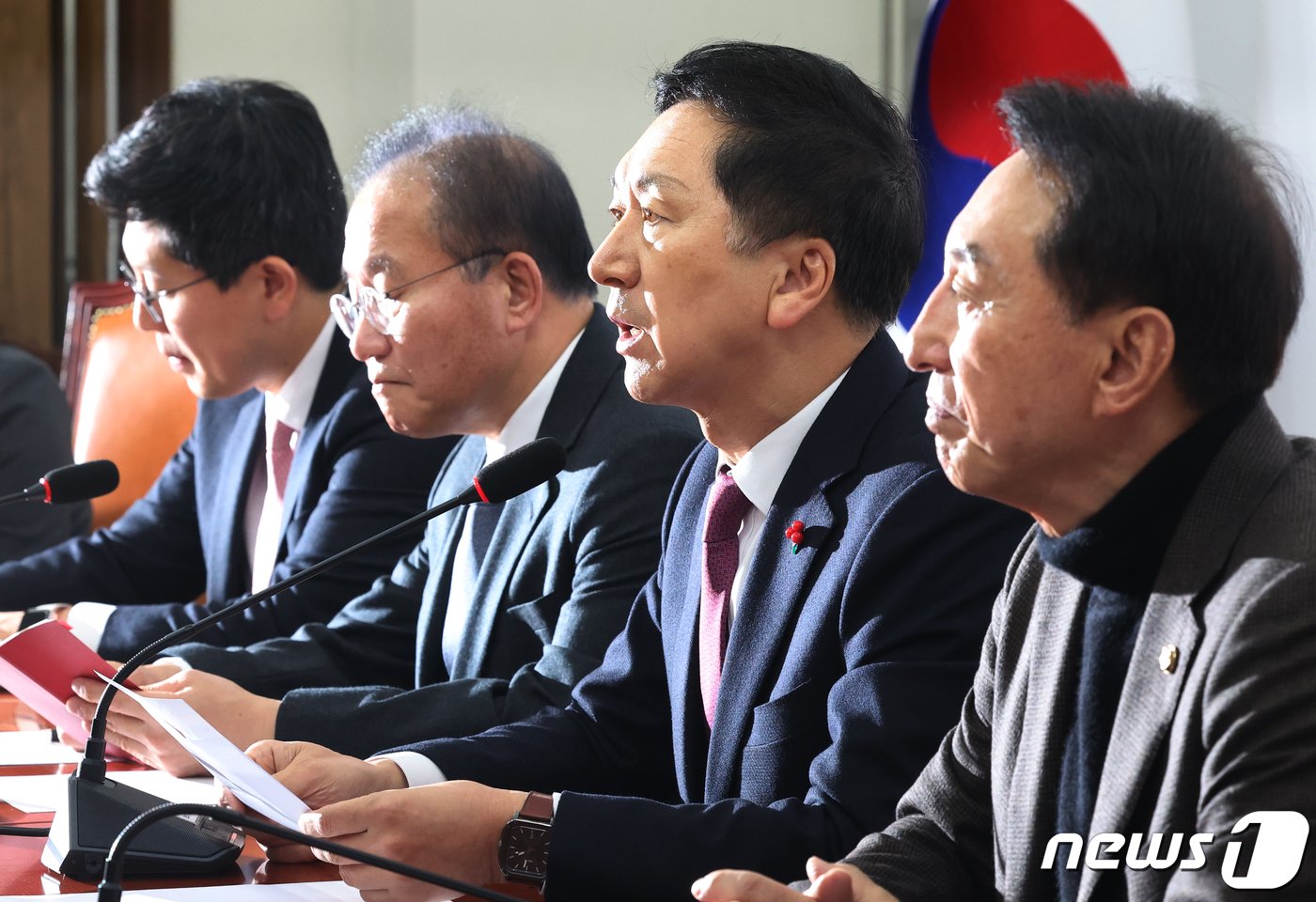 본문 이미지 - 김기현 국민의힘 대표가 11일 서울 여의도 국회에서 열린 최고위원회의에서 발언을 하고 있다. 2023.12.11/뉴스1 ⓒ News1 송원영 기자