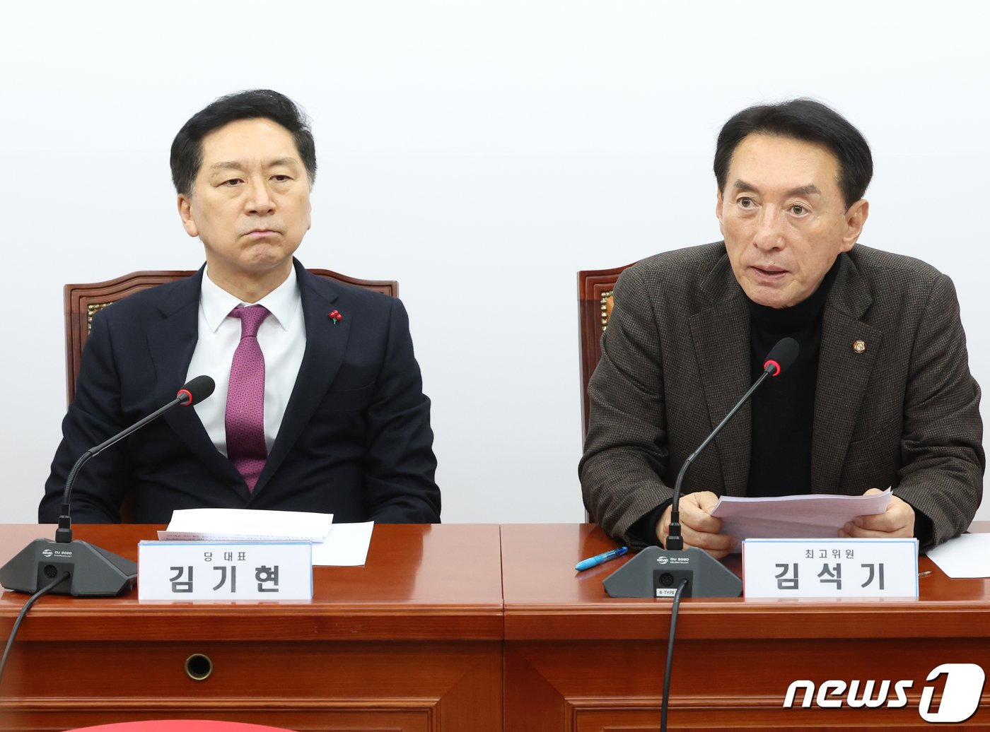 본문 이미지 - 김기현 국민의힘 대표가 11일 서울 여의도 국회에서 열린 최고위원회의에서 김석기 최고위원의 발언을 듣고 있다. 2023.12.11/뉴스1 ⓒ News1 송원영 기자