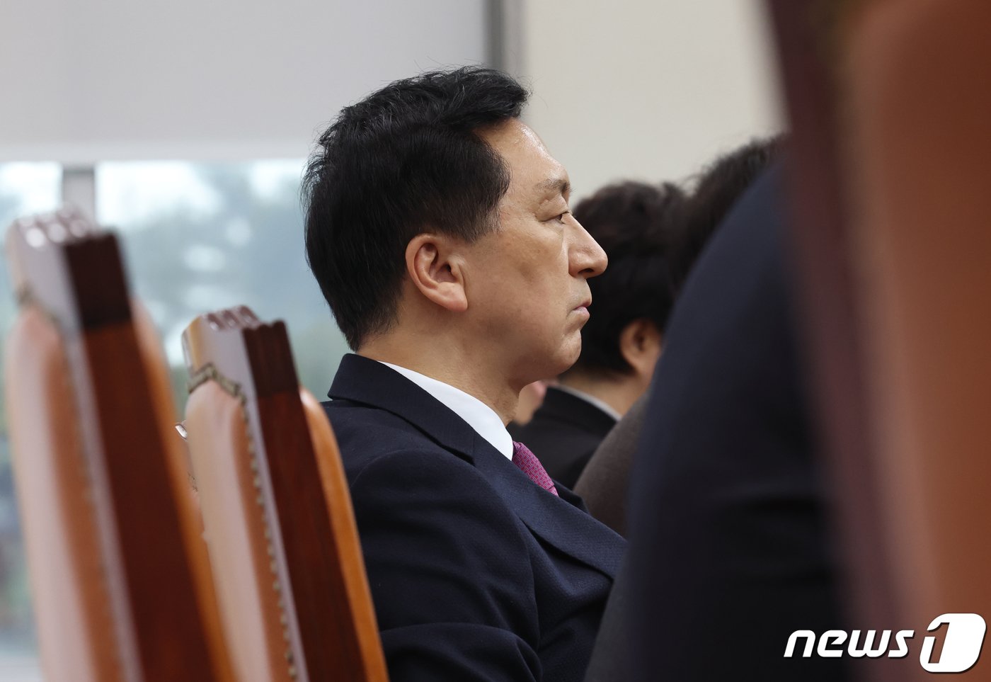 본문 이미지 - 김기현 국민의힘 대표가 11일 서울 여의도 국회에서 열린 최고위원회의에서 최고위원들의 발언을 듣고 있다. 2023.12.11/뉴스1 ⓒ News1 송원영 기자