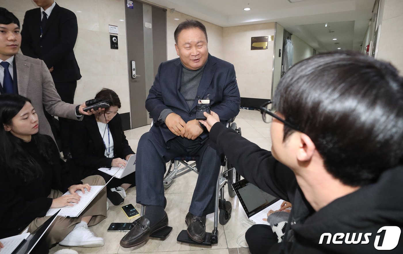 본문 이미지 - 이상민 무소속 의원이 11일 오후 서울 종로구 이낙연 전 더불어민주당 대표 사무실에서 이 전 대표와 회동을 마친 후 취재진과 인터뷰 하고 있다 2023.12.11./뉴스1 ⓒ News1 박세연 기자
