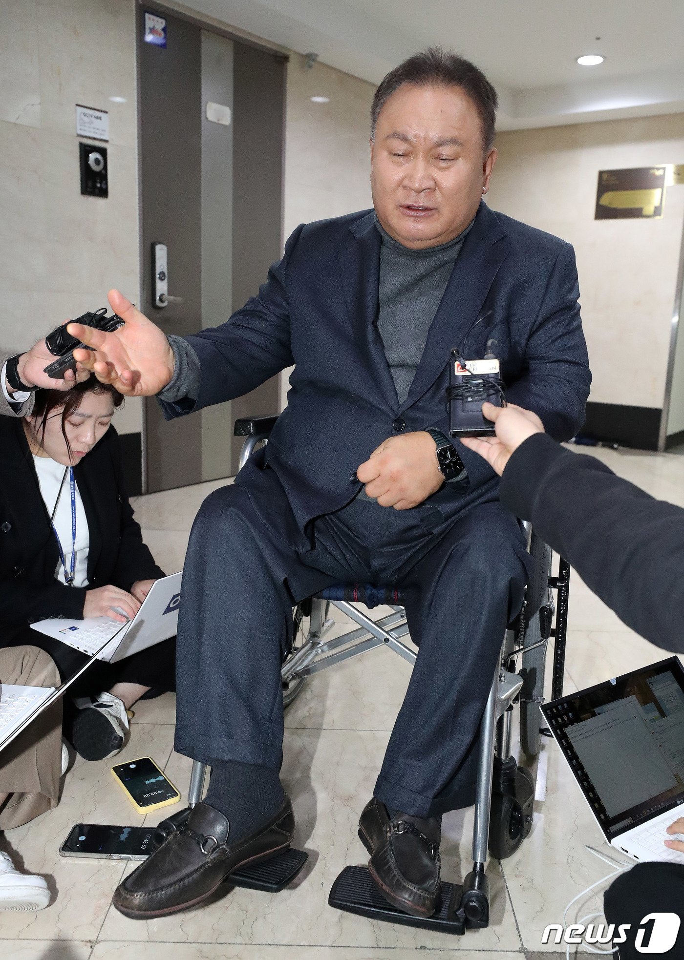 본문 이미지 - 이상민 무소속 의원이 11일 오후 서울 종로구 이낙연 전 더불어민주당 대표 사무실에서 이 전 대표와 회동을 마친 후 취재진과 인터뷰 하고 있다 2023.12.11./뉴스1 ⓒ News1 박세연 기자