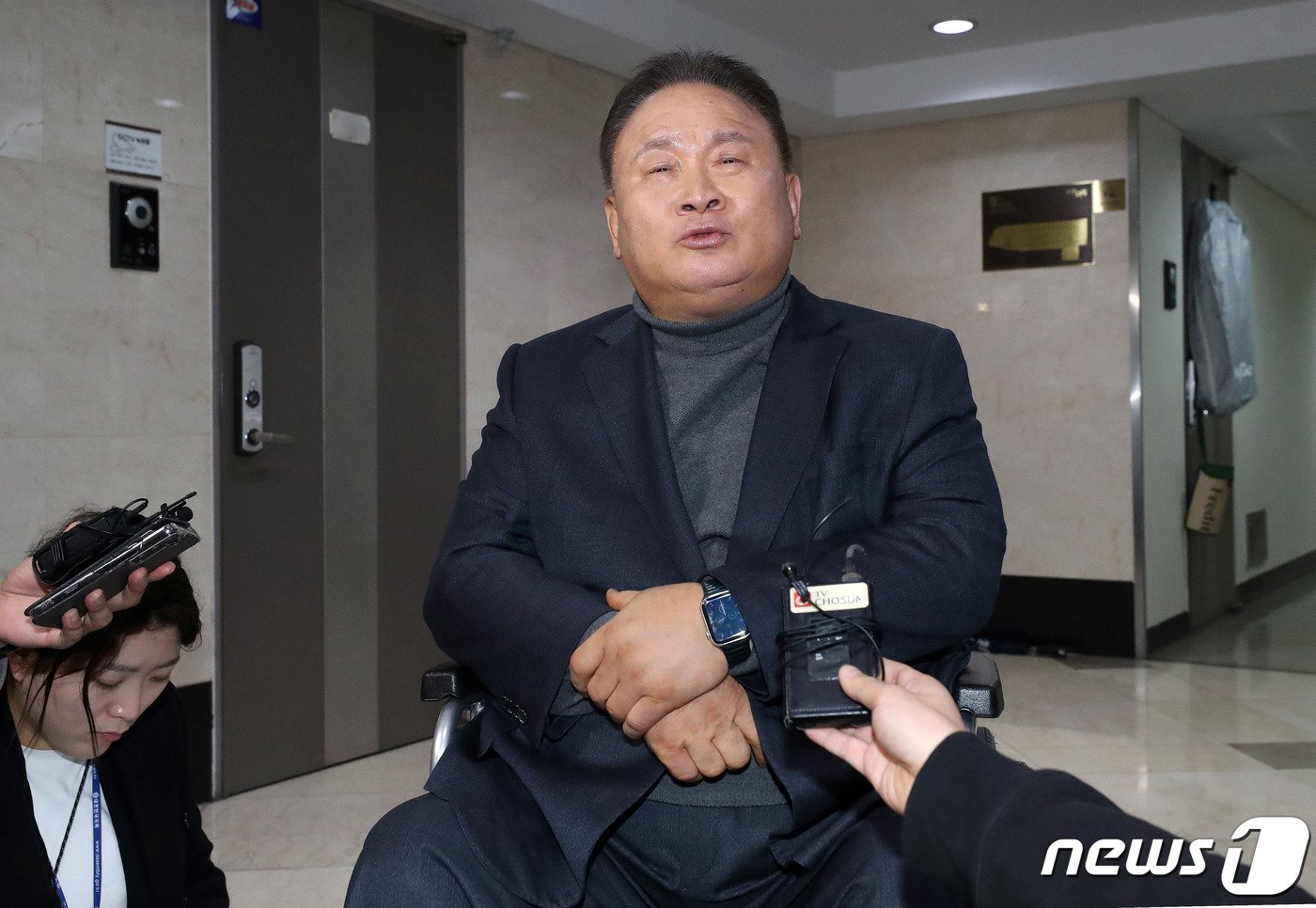 본문 이미지 - 이상민 무소속 의원이 11일 오후 서울 종로구 이낙연 전 더불어민주당 대표 사무실에서 이 전 대표와 회동을 마친 후 취재진과 인터뷰 하고 있다 2023.12.11./뉴스1 ⓒ News1 박세연 기자