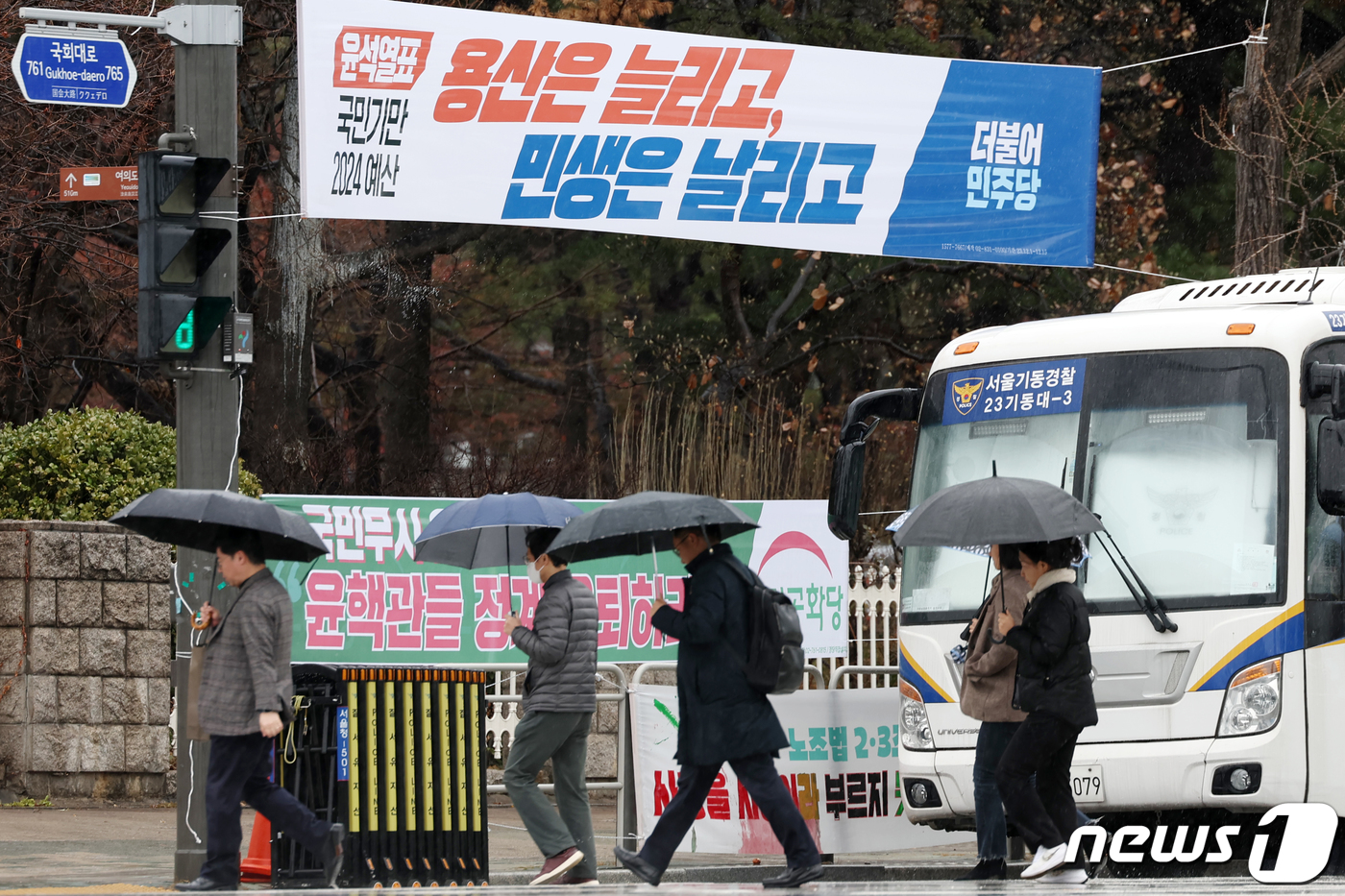 (서울=뉴스1) 민경석 기자 = 정당 현수막 '난립'을 막기 위해 서울시가 조례로 현수막 개수와 내용을 제한하고 나섰다.개정된 조례안에 따르면 한 정당이 동시에 걸 수 있는 현수막 …