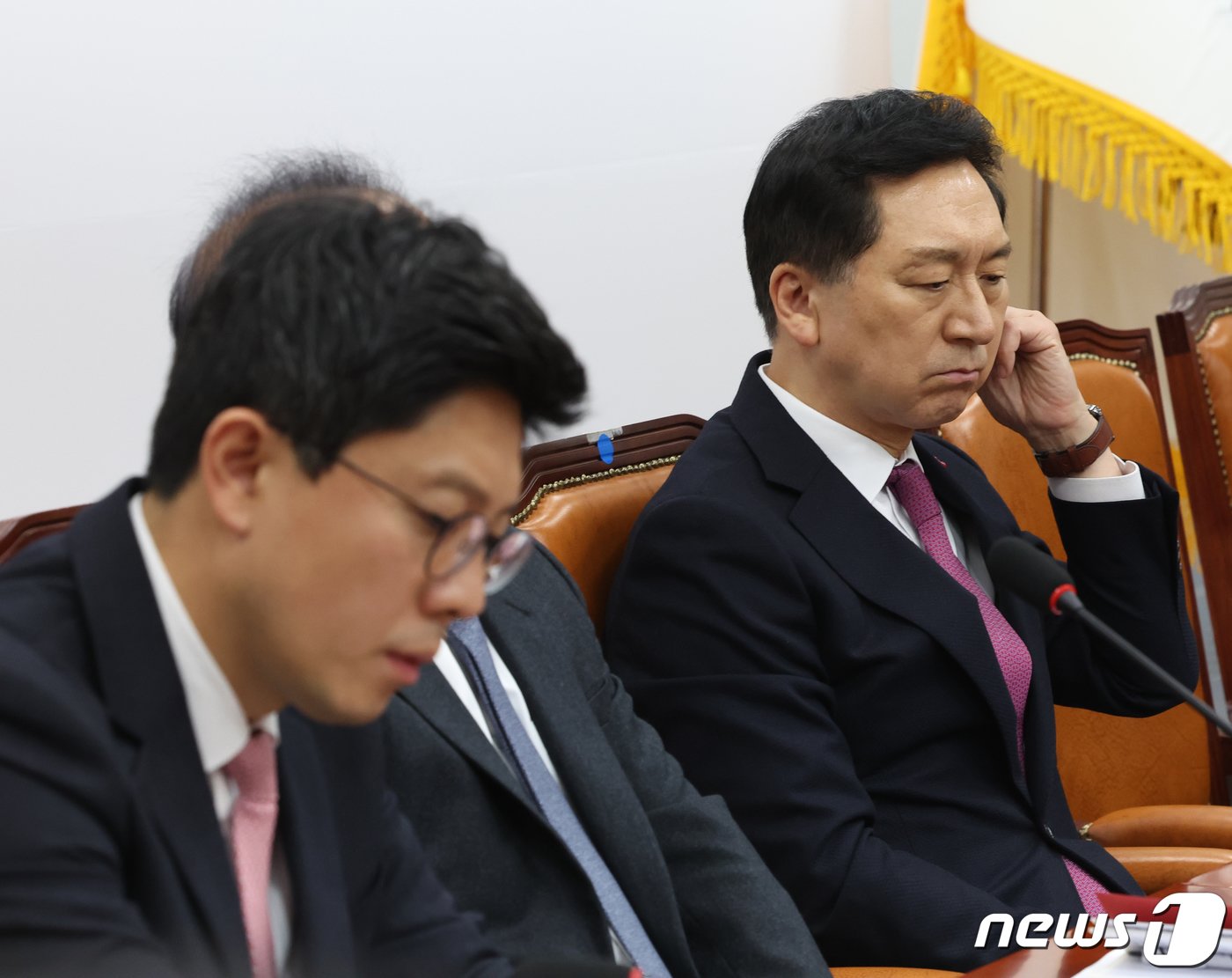 본문 이미지 - 김기현 국민의힘 대표가 11일 서울 여의도 국회에서 열린 최고위원회의에서 김병민 최고위원의 발언을 듣고 있다. 2023.12.11/뉴스1 ⓒ News1 송원영 기자