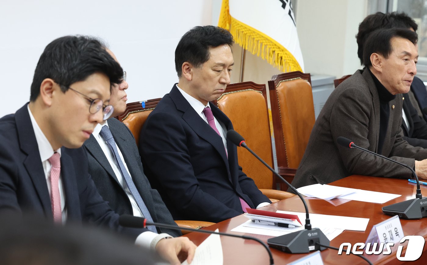 본문 이미지 - 김기현 국민의힘 대표가 11일 서울 여의도 국회에서 열린 최고위원회의에서 최고위원들의 발언을 듣고 있다. 2023.12.11/뉴스1 ⓒ News1 송원영 기자