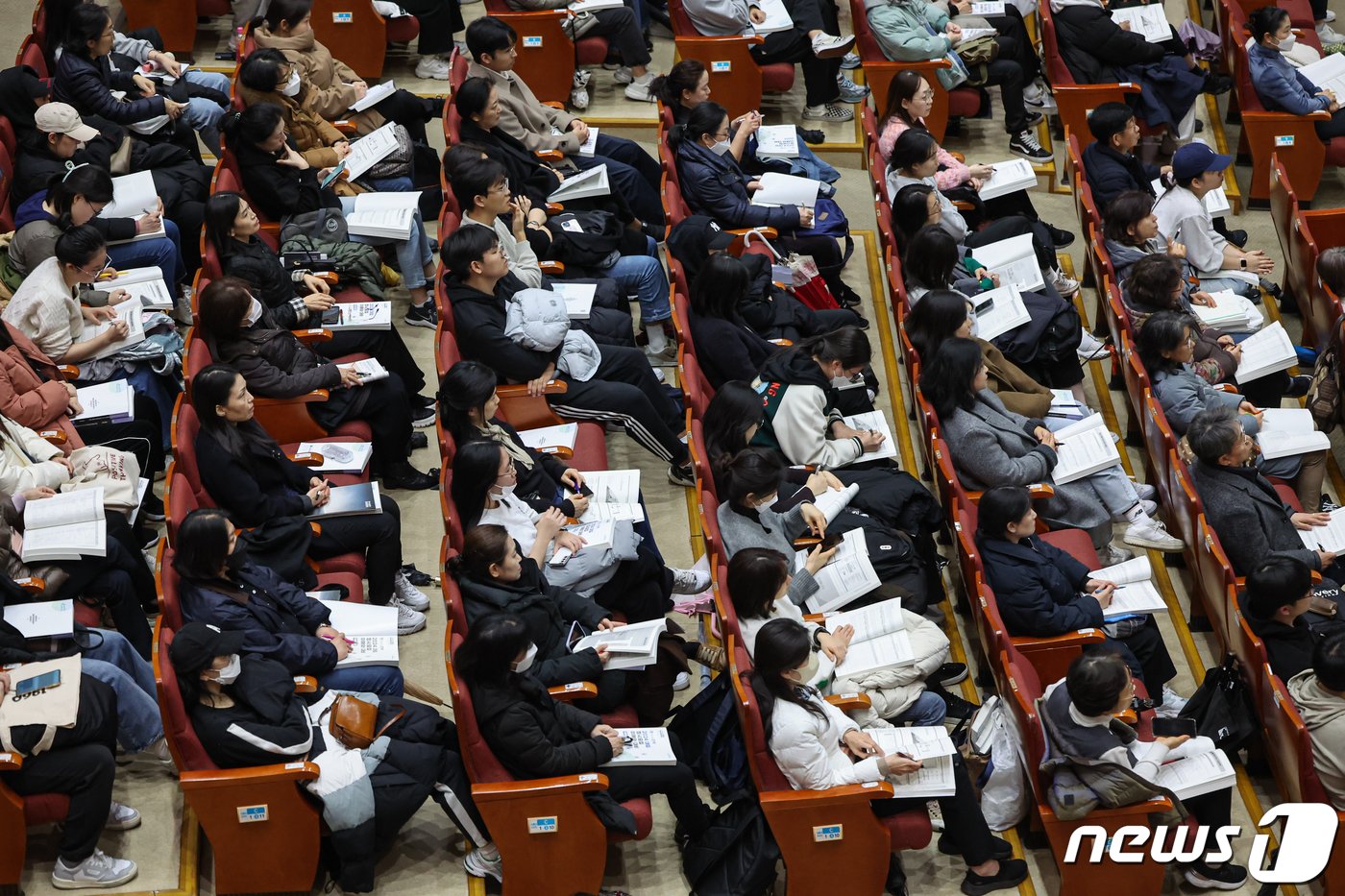 서울 동작구 숭실대학교에서 지난 11일 열린 서울특별시교육청 주최 &#39;2024 대입 정시모집 대비 대입 설명회&#39;에서 학생과 학부모들이 설명회를 듣고 있다./뉴스1 ⓒ News1 김도우 기자