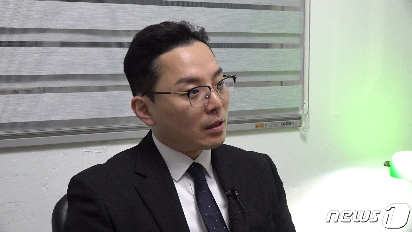 본문 이미지 - 조명현 씨가 인터뷰 질문에 답하고 있다. 2023.12.8/뉴스1