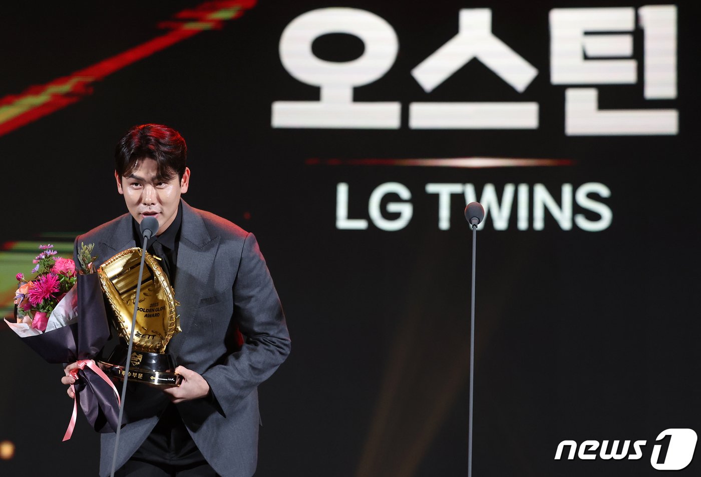 본문 이미지 - 홍창기(LG 트윈스)가 11일 오후 서울 강남구 코엑스에서 열린 ‘2023 신한은행 SOL KBO 골든글러브 시상식’에서 1루수 부문 골든글러브에 선정된 오스틴 딘을 대신해 수상 소감을 말하고 있다. 2023.12.11/뉴스1 ⓒ News1 김진환 기자