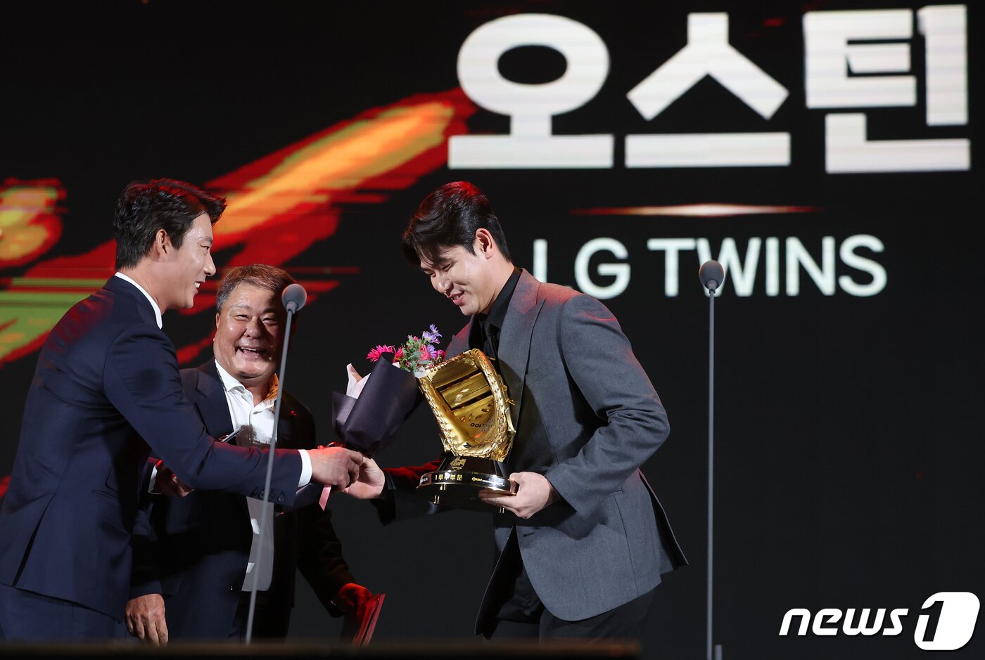 본문 이미지 - 홍창기(LG 트윈스)가 11일 오후 서울 강남구 코엑스에서 열린 ‘2023 신한은행 SOL KBO 골든글러브 시상식’에서 1루수 부문 골든글러브에 선정된 오스틴 딘을 대신해 트로피를 받고 있다. 2023.12.11/뉴스1 ⓒ News1 김진환 기자