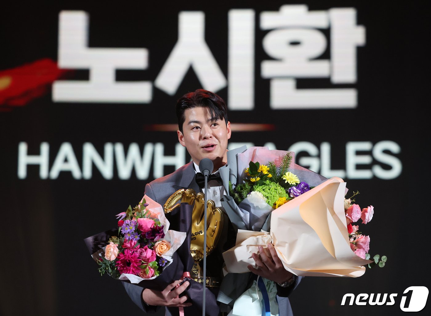 본문 이미지 - 노시환(한화 이글스)이 11일 오후 서울 강남구 코엑스에서 열린 ‘2023 신한은행 SOL KBO 골든글러브 시상식’에서 3루수 부문 골든글러브를 수상한 뒤 소감을 밝히고 있다. 2023.12.11/뉴스1 ⓒ News1 김진환 기자