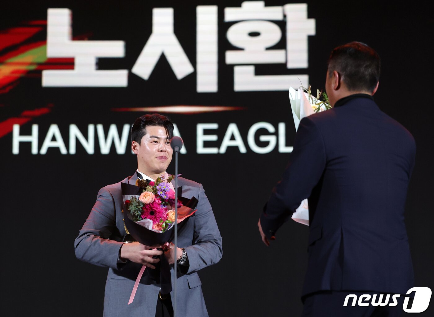 본문 이미지 - 노시환(한화 이글스)이 11일 오후 서울 강남구 코엑스에서 열린 ‘2023 신한은행 SOL KBO 골든글러브 시상식’에서 3루수 부문 골든글러브를 수상한 뒤 최원호 감독에게 꽃다발을 받고 있다. 2023.12.11/뉴스1 ⓒ News1 김진환 기자