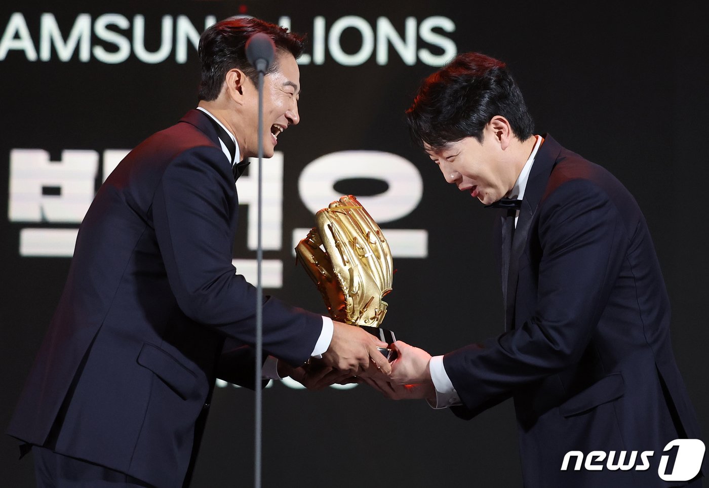 본문 이미지 - 박건우(NC 다이노스)가 11일 오후 서울 강남구 코엑스에서 열린 ‘2023 신한은행 SOL KBO 골든글러브 시상식’에서 외야수 부문 골든글러브에 선정된 뒤 박용택 KBS 해설위원에게 트로피를 받고 있다. 2023.12.11/뉴스1 ⓒ News1 김진환 기자