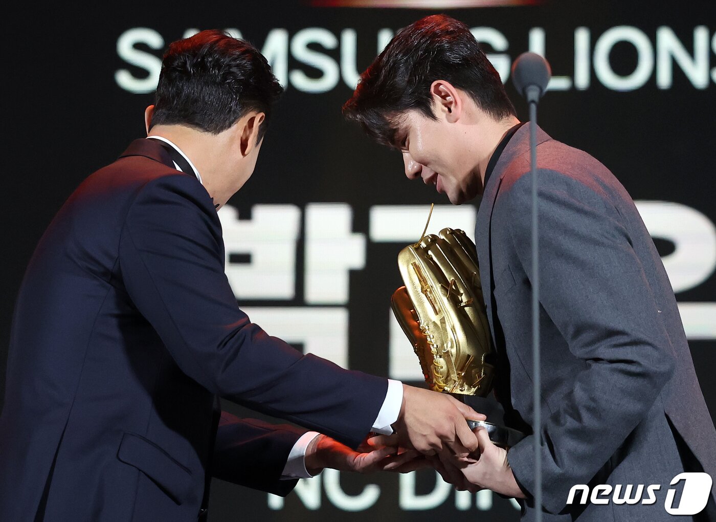 본문 이미지 - 홍창기(LG 트윈스)가 11일 오후 서울 강남구 코엑스에서 열린 ‘2023 신한은행 SOL KBO 골든글러브 시상식’에서 외야수 부문 골든글러브에 선정된 뒤 박용택 KBS 해설위원에게 트로피를 받고 있다. 2023.12.11/뉴스1 ⓒ News1 김진환 기자