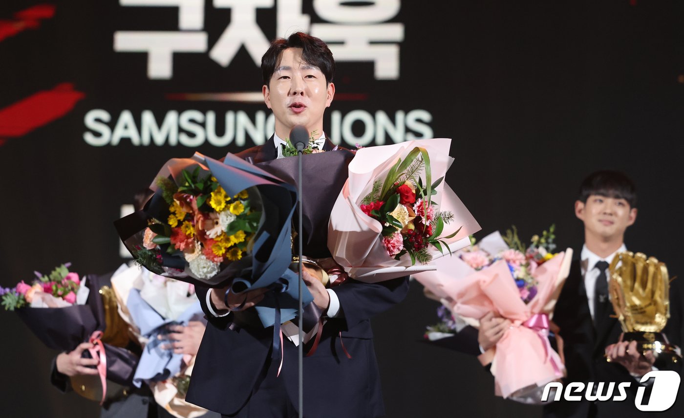 본문 이미지 - 박건우(NC 다이노스)가 11일 오후 서울 강남구 코엑스에서 열린 ‘2023 신한은행 SOL KBO 골든글러브 시상식’에서 외야수 부문 골든글러브를 수상한 뒤 소감을 말하고 있다. 2023.12.11/뉴스1 ⓒ News1 김진환 기자