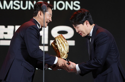 박건우, 박용택의 축하 받으며 미소 활짝