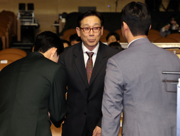 김혜성과 노시환 인사 받는 최일언 코치